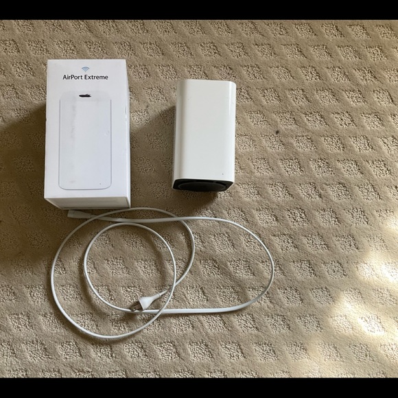 Apple AirPort Extreme Wifi Router, excellent condition, original box, cord - Picture 1 of 7